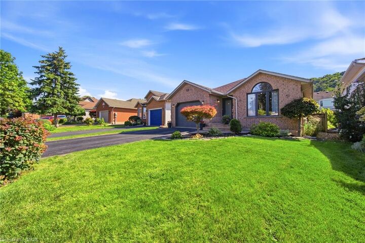 Property Photo:  28 Colonial Crescent  ON L3M 5H3 