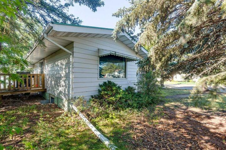 Property Photo:  517 Royal Drive  AB T0M 2C0 