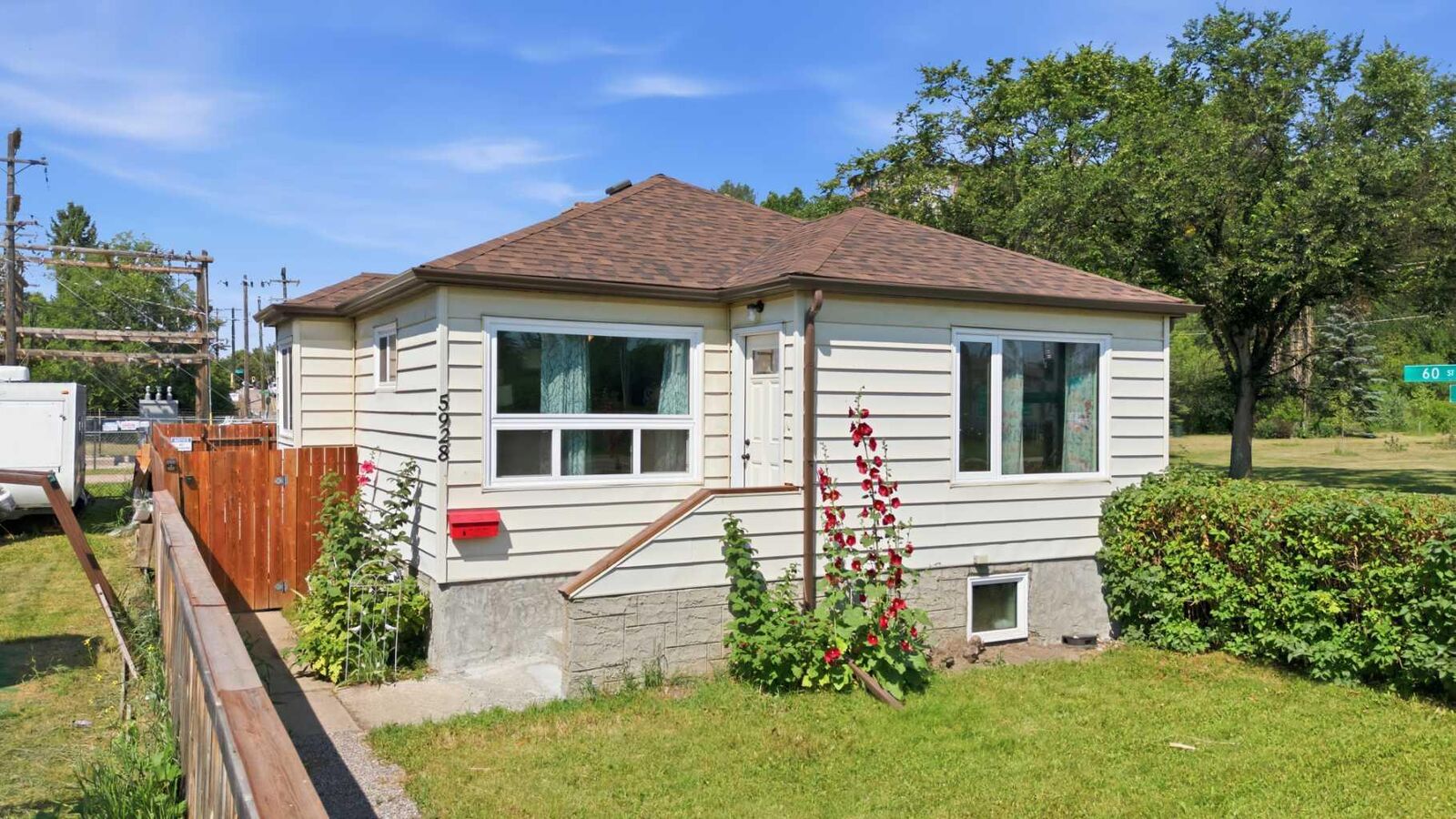 Property Photo:  5928 51 Avenue  AB T4N 4H9 