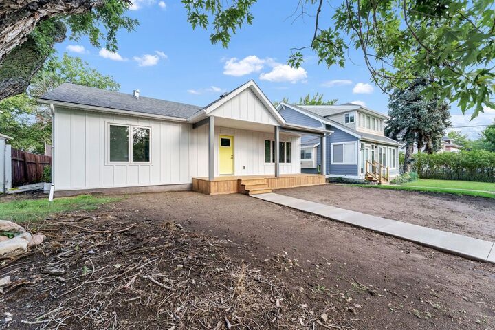Property Photo:  452 Cambridge Street SE  AB T1A 0T2 