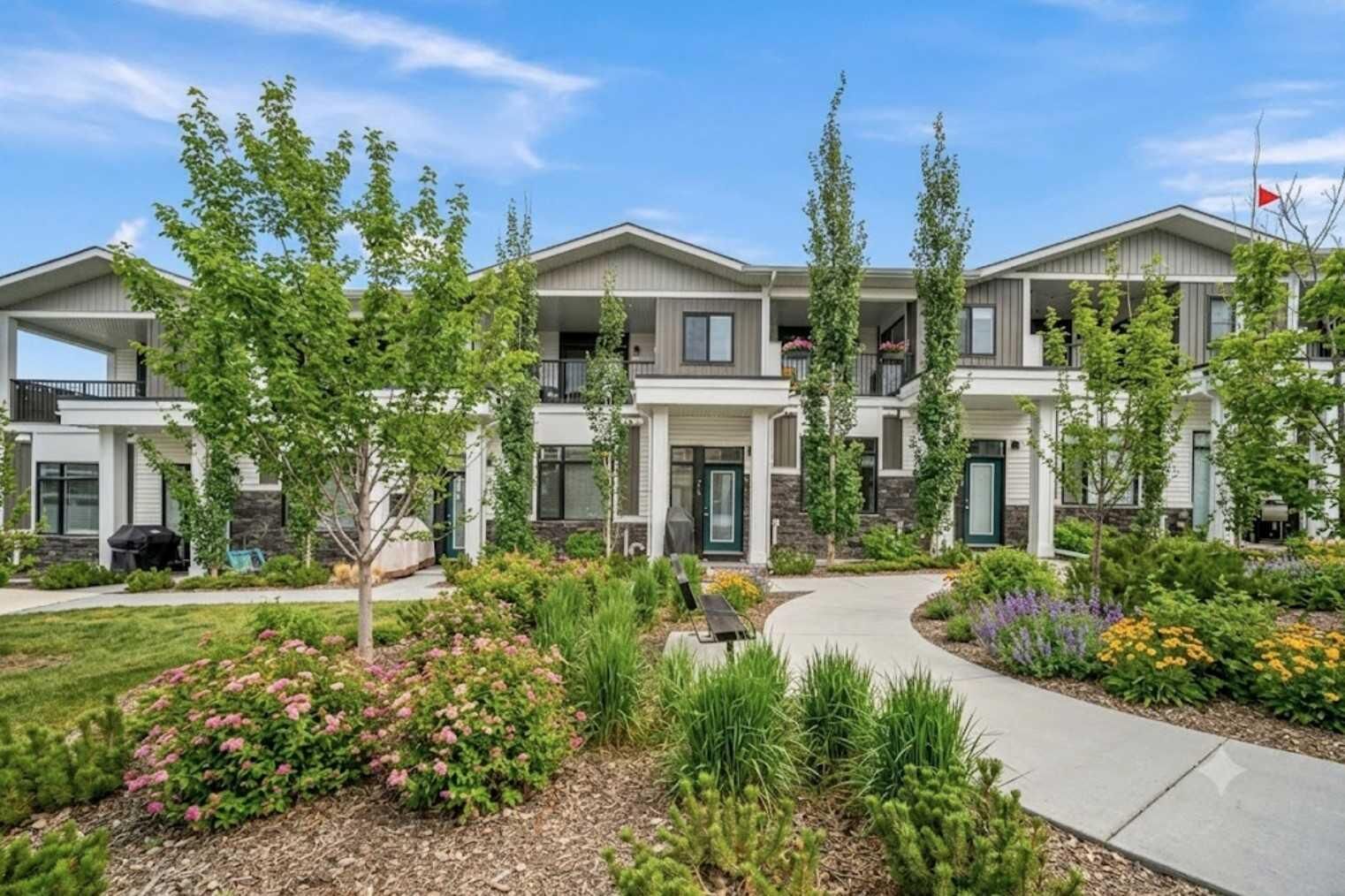Property Photo:  210 Crestbrook Common SW  AB T3B 6L1 