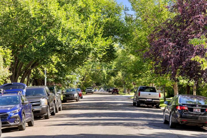 Property Photo:  426 13 Avenue NE  AB T2E 1C2 