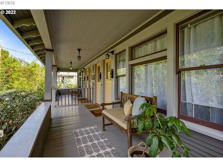 Property Photo:  2106 SE Main St  OR 97214 