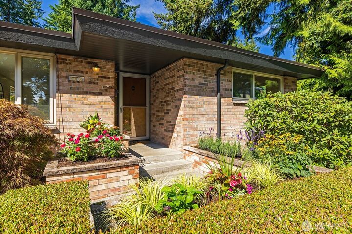 Property Photo: 9815 Roosevelt Way NE WA 98115