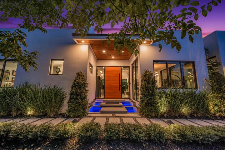 Property Photo: 215 NE 28th Court FL 33334