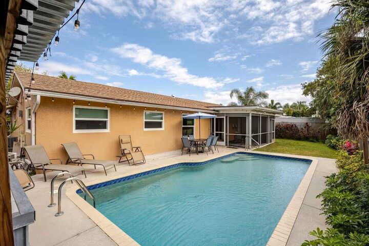 Property Photo: 6528 Country Wood Way FL 33484