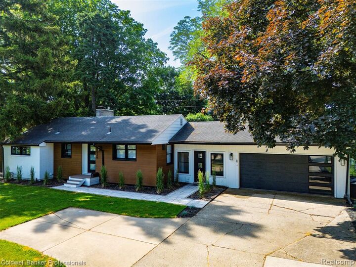 Property Photo: 1528 E Maple Road MI 48009