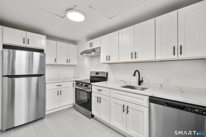 Property Photo:  122 E Putnam Avenue 7  CT 06807 