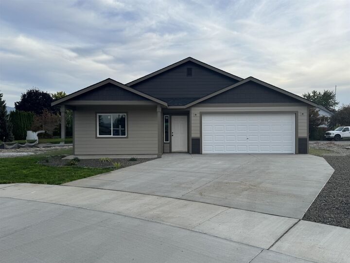 Property Photo:  425 N Garvin Ct  WA 99016 