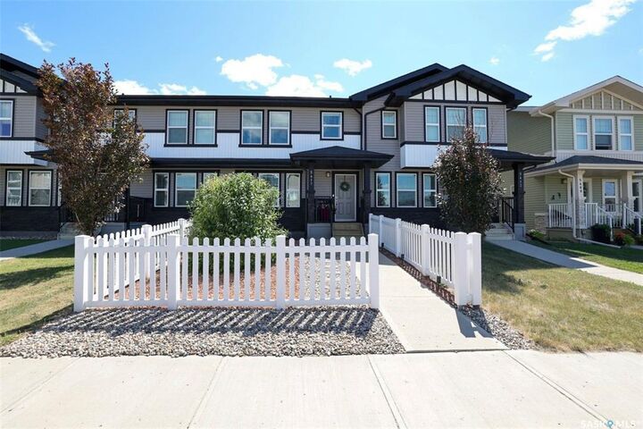 Property Photo:  5417 Green Brooks Way E  SK S4V 3M4 