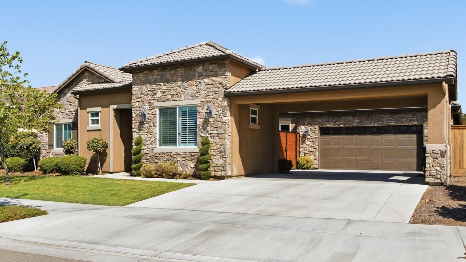 Property Photo:  4842 W Payson Avenue  CA 93291 