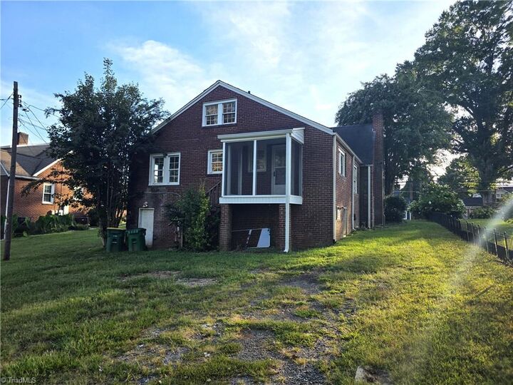Property Photo:  607 W Main Street  NC 27041 