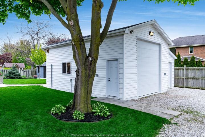 Property Photo:  66 Shawnee Court  ON N8H 5A9 