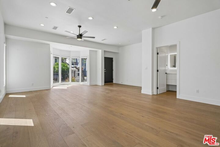 Property Photo: 6521 Homewood Ave CA 90028