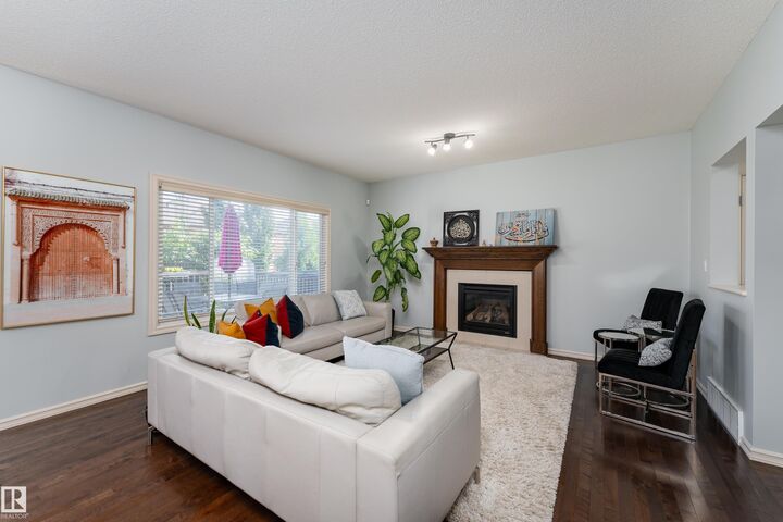 Property Photo:  6736 19 Avenue SW  AB T6X 0L8 