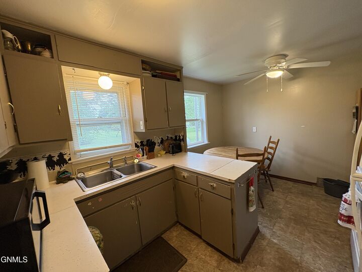 Property Photo: 212 2nd Avenue SW ND 58436