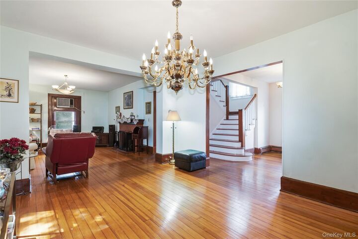 Property Photo:  5 Woodland Place  NY 10606 