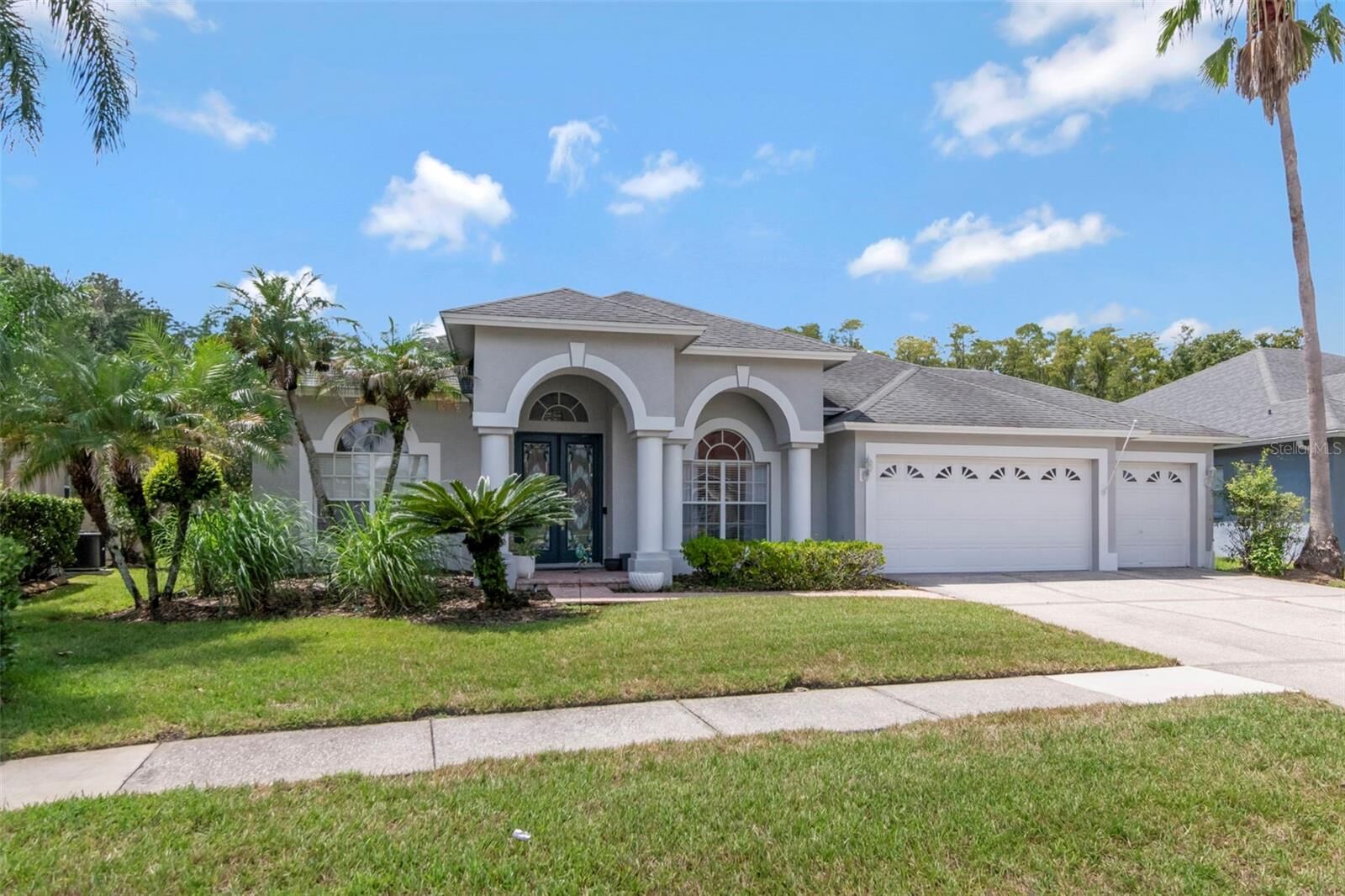Property Photo: 10017 Kingshyre Way FL 33647