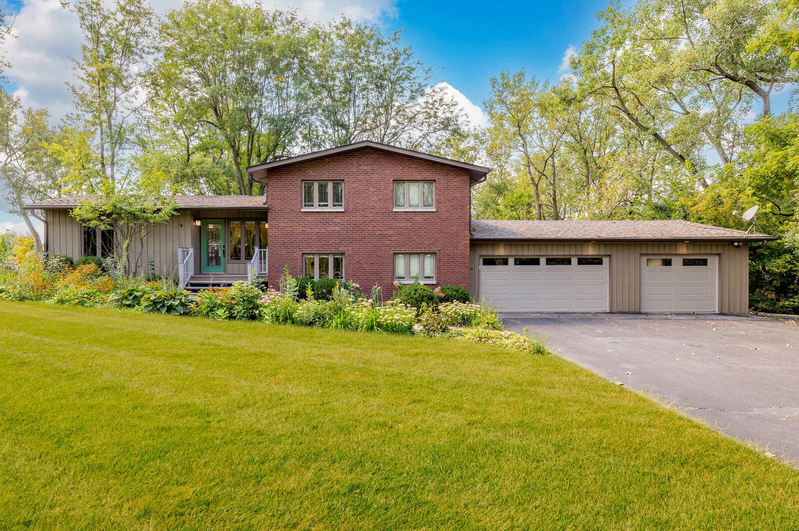 Property Photo: 11712 S Glen Road IL 60464