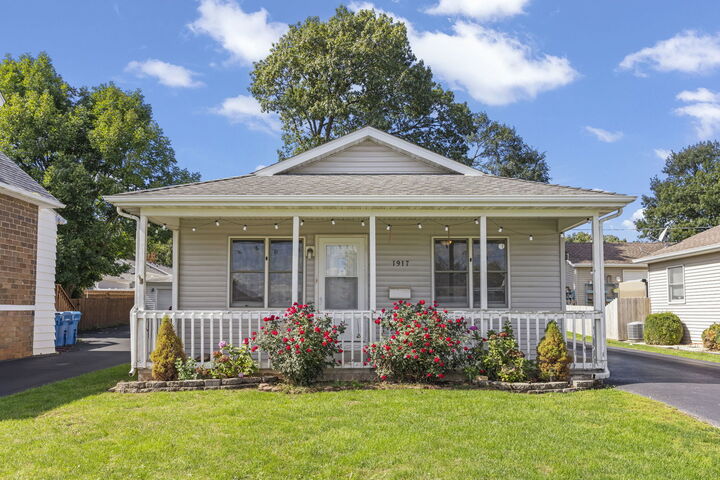 Property Photo:  1917 N Hickory Street  IL 60403 