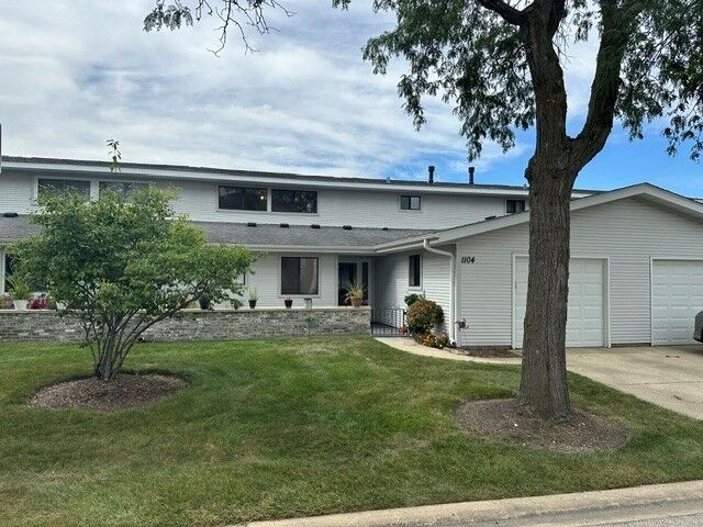 Property Photo: 1104 Taunton Court IL 60193