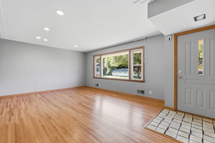 Property Photo:  5300 Circle Down  MN 55416 