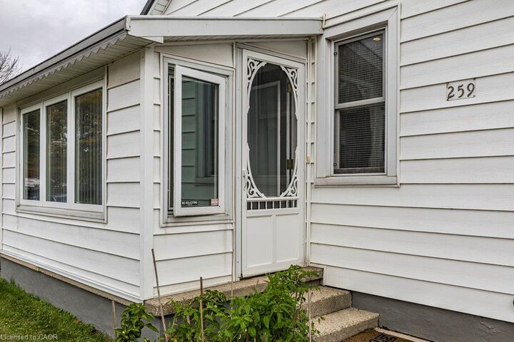 Property Photo:  259 Metcalfe Street N  ON N3Y 3Y1 