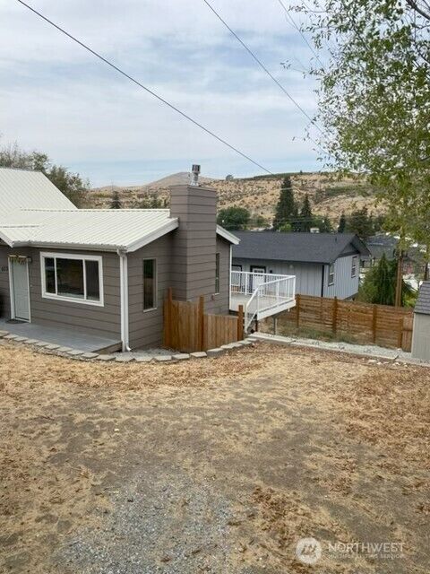 Property Photo: 923 E Wapato Avenue WA 98816
