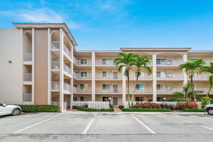 Property Photo: 6112 Huntwick Terrace 102 FL 33484