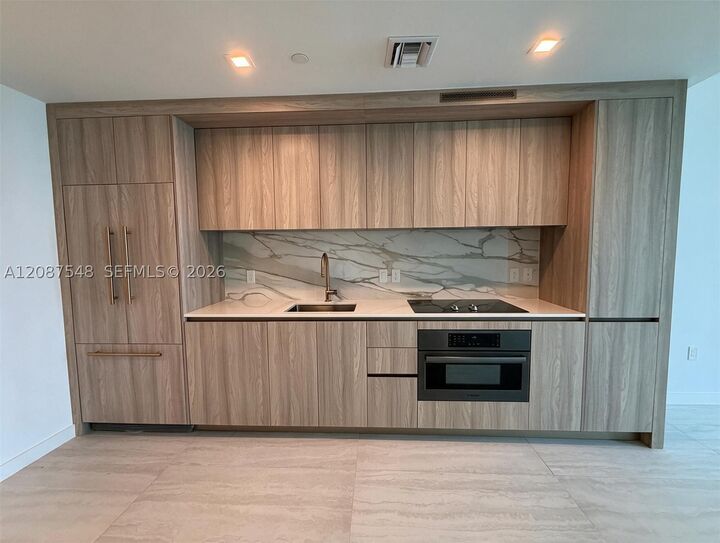 Property Photo: 77 SE 5th St 4003 FL 33131