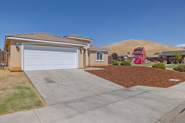 Property Photo:  414 Summit Avenue  CA 93286 