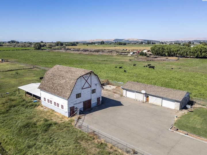 Property Photo:  3050 Midvale Road  WA 98935 
