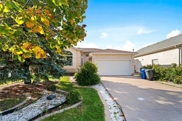 Property Photo:  8 Meadowcrest Bay  MB R2V 4G9 