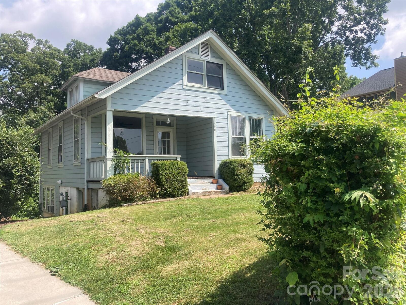 Property Photo:  200 Courtland Place  NC 28801 
