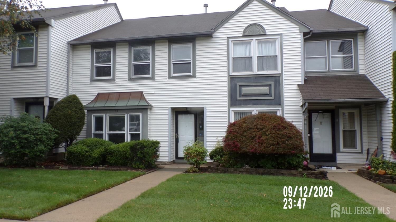 Property Photo:  13 Heritage Square  NJ 08872 