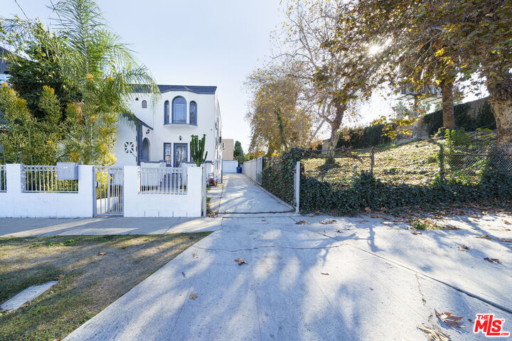 Property Photo:  424 N Reno St, Unit 424  CA 90026 