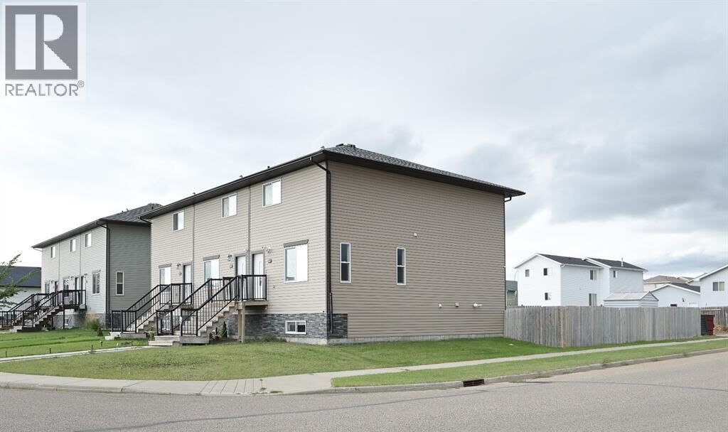 Property Photo:  347 17 Street East  AB T1R 0Z6 
