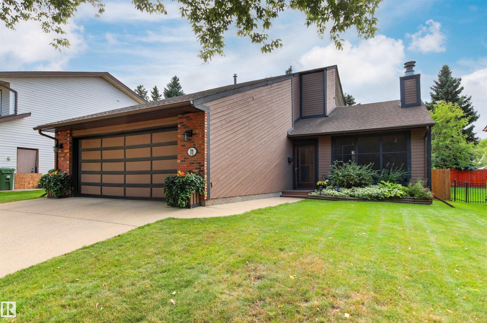 Property Photo: 11 Wentworth Crescent AB T8N 3G7