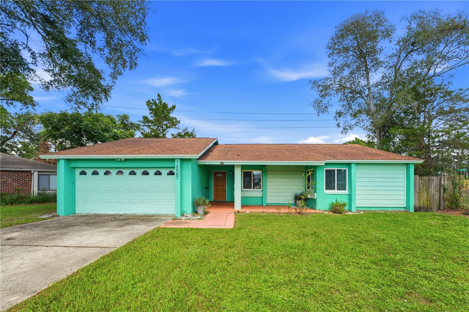 Property Photo:  1050 Huntington Court  FL 32750 