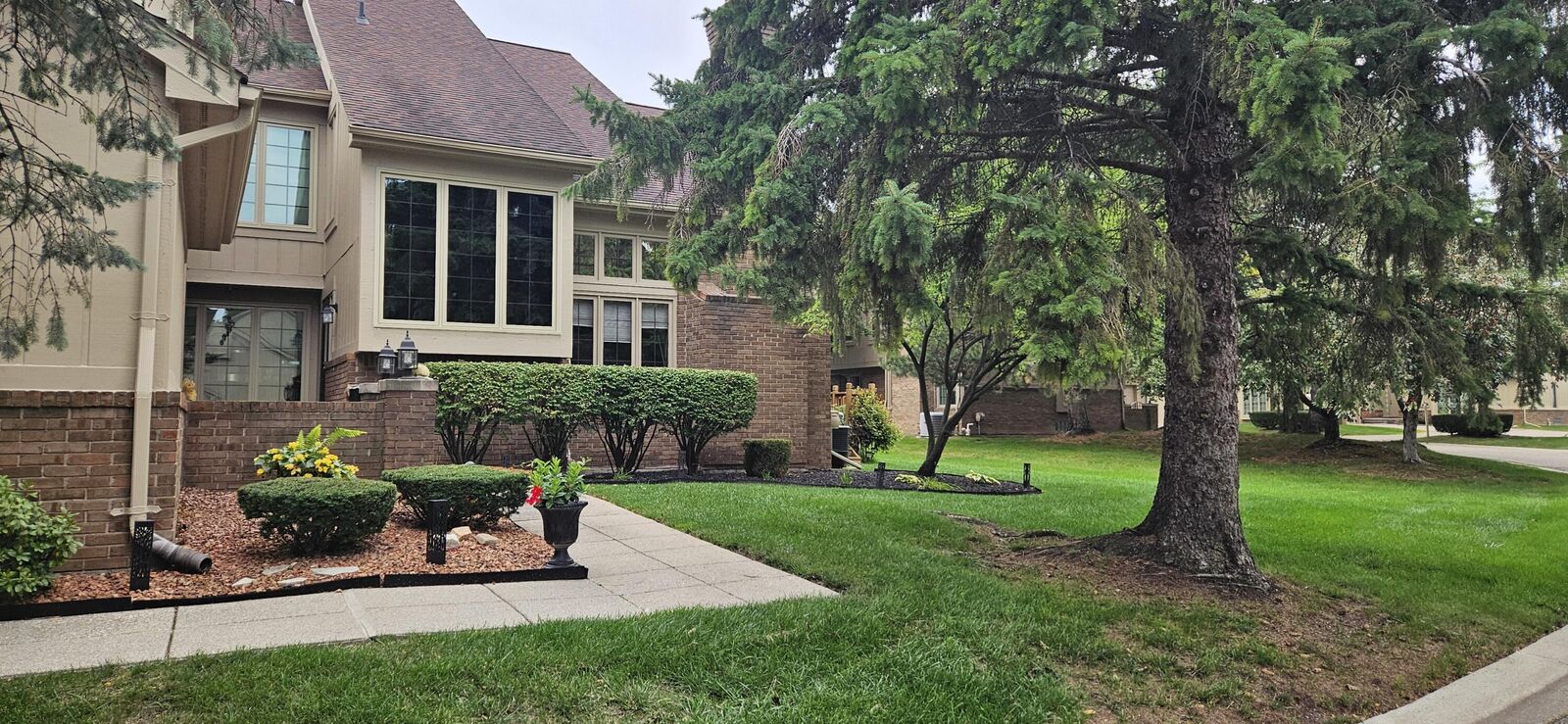 Property Photo:  37676 N Laurel Park Drive  MI 48152 