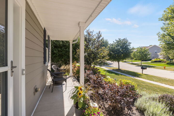Property Photo: 422 W Amberside Drive IL 60124