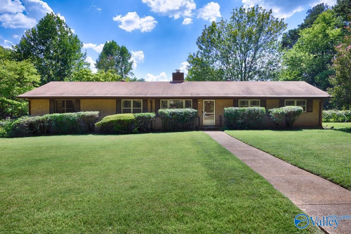 Property Photo:  818 Dellwood Road SE  AL 35802 