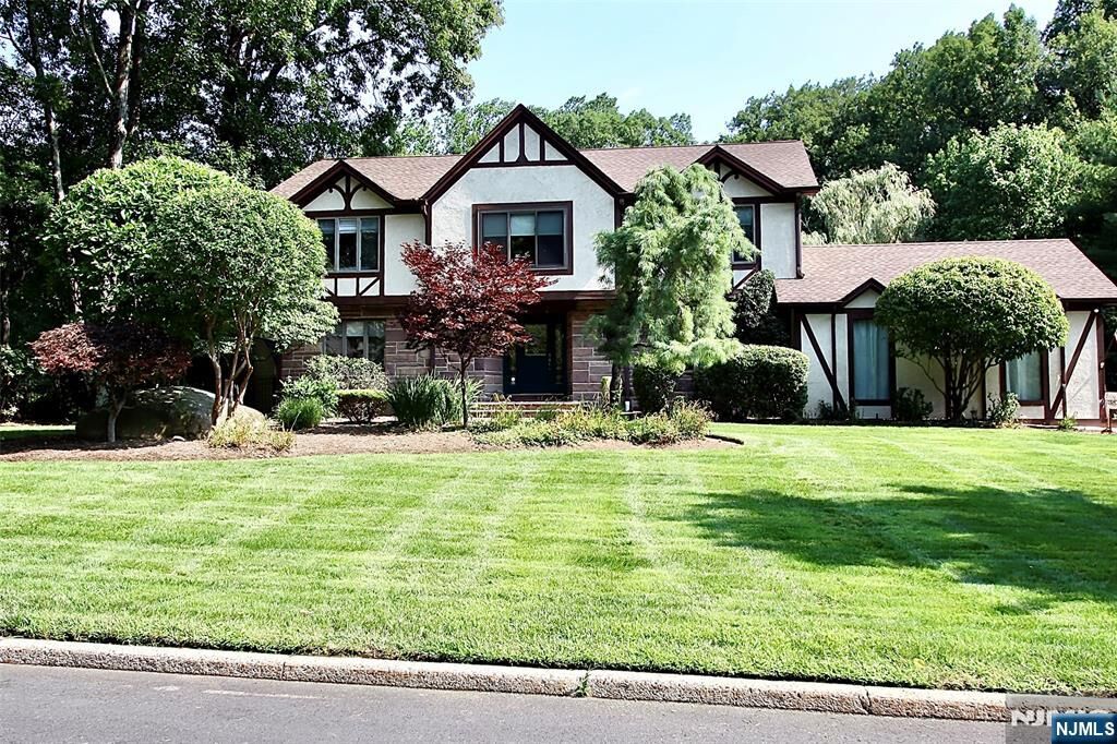 Property Photo:  9 Watch Hill Road  NJ 07430 