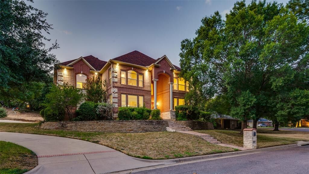 Property Photo: 8925 Hunters Glen Trail TX 76120