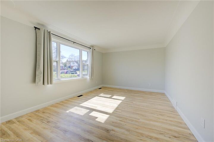 Property Photo:  320 Highland Road E Main  ON N2M 3W4 