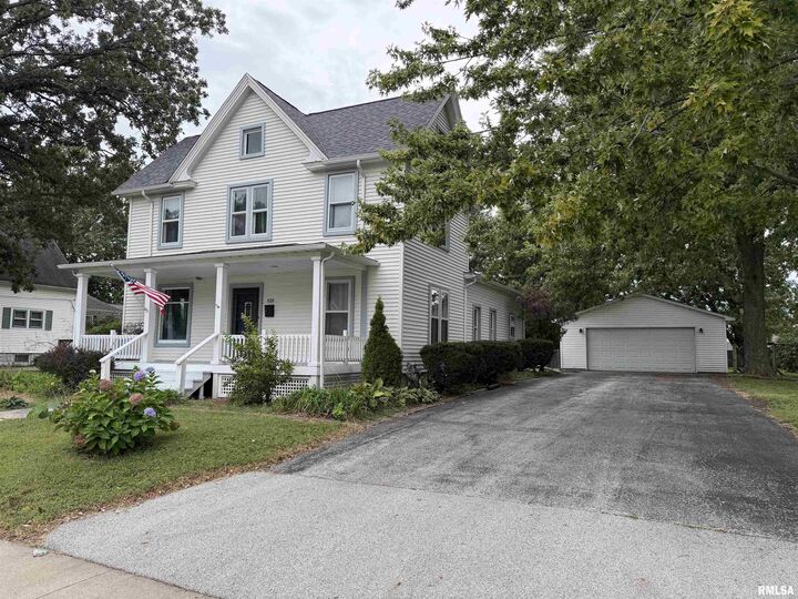 Property Photo:  818 Maple Avenue  IL 61401 