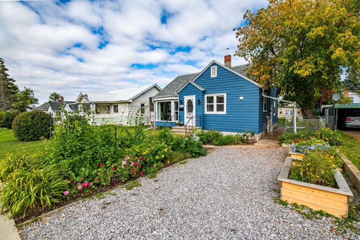 Property Photo:  5028 44 Street  AB T4G 1L5 