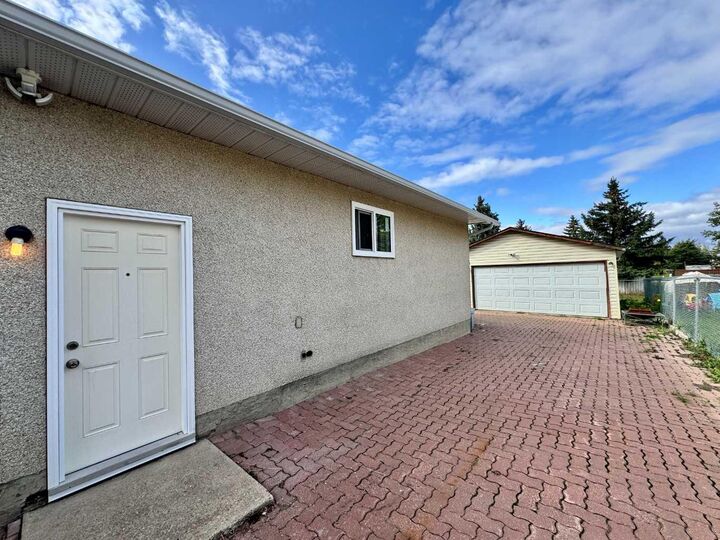 Property Photo:  9418 80 Avenue  AB T8V 5J4 