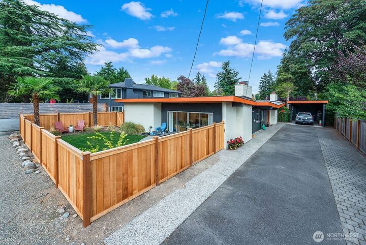 Property Photo:  7524  43rd Avenue NE  WA 98115 