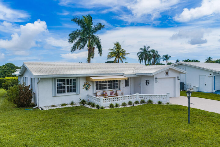 Property Photo: 2201 SW Roma Way SW FL 33426